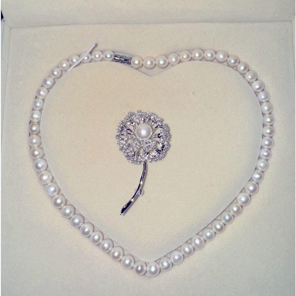 Pearl necklace and pearl brooch